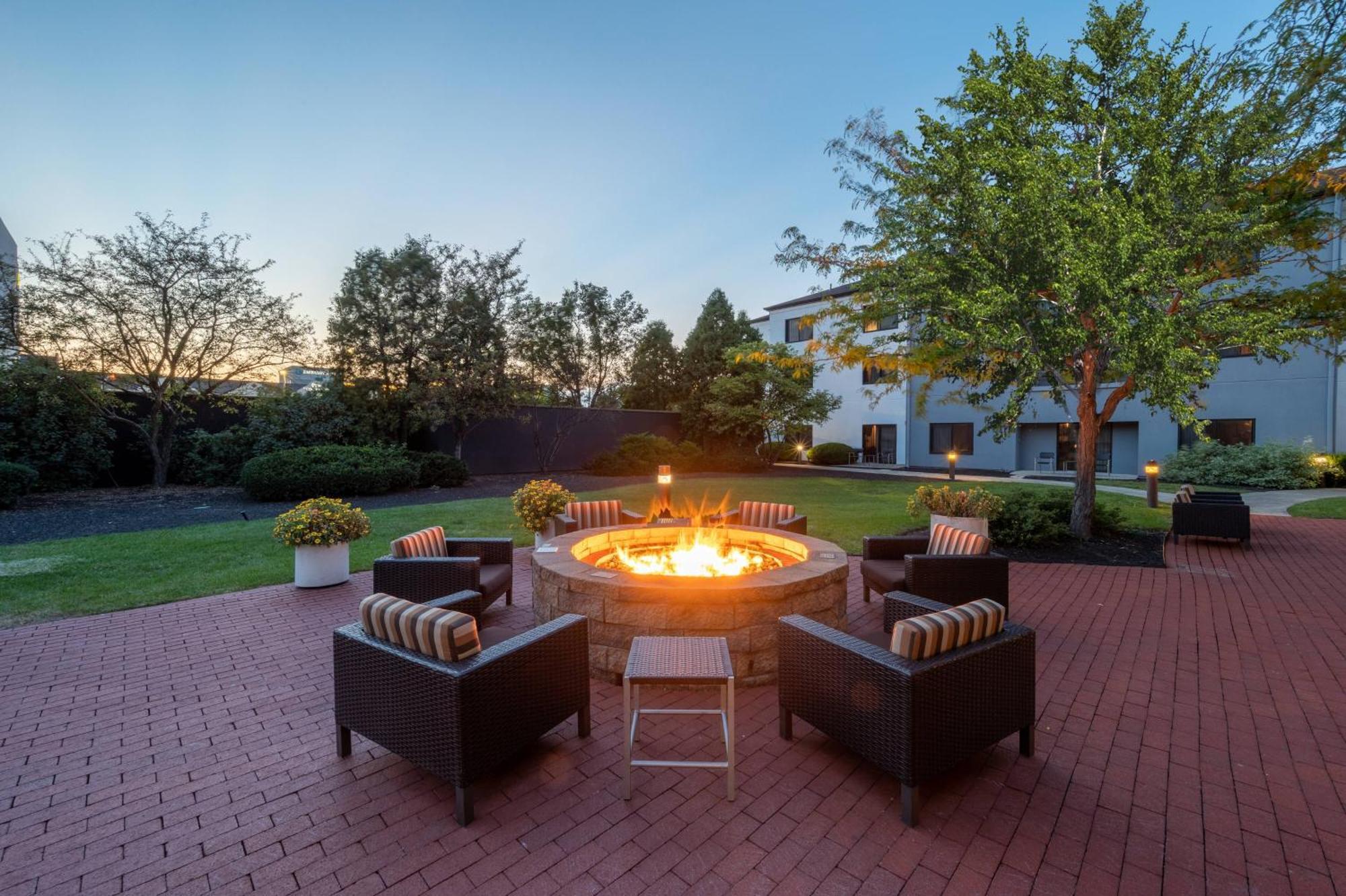 Courtyard Columbus Airport Hotel Buitenkant foto